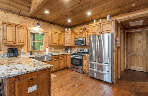 Blue Ridge Cabin | River Front! Pool Table! Riverfront Fire Pit! Hot Tub! BlueRidgeScenicRailway!