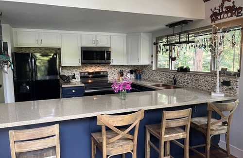 Kyburz Cabin | Riverside Retreat: Guest Rated 9.8 with Ocean Views