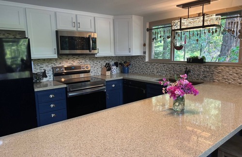 Kyburz Cabin | Riverside Retreat: Guest Rated 9.8 with Ocean Views