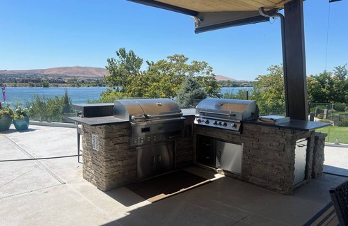 Tri-Cities House | River Front Property with boat dock, basketball court and Pool