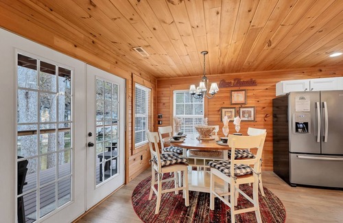 Walland Cabin | Secluded Retreat with Hot Tub & Outdoor Fireplaces