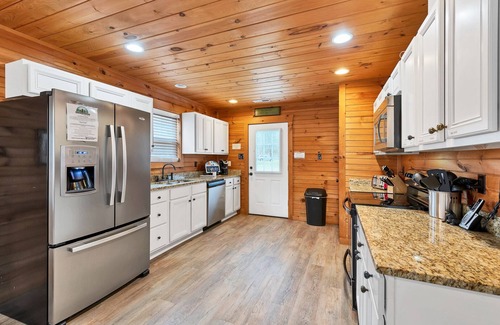 Walland Cabin | Secluded Retreat with Hot Tub & Outdoor Fireplaces