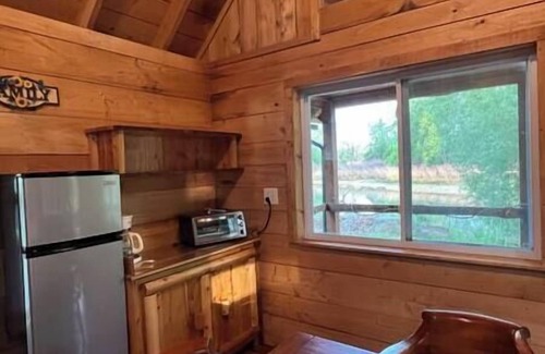 Belfast Cabin | Rustic Cabin #3: Rated 10/10 with Breakfast & Kitchen Access