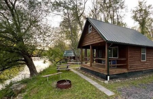Belfast Cabin | Rustic Cabin #3: Rated 10/10 with Breakfast & Kitchen Access