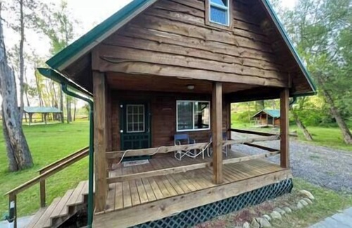 Belfast Cabin | Rustic Cabin #3: Rated 10/10 with Breakfast & Kitchen Access