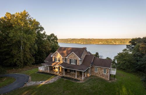 Cardiff House | River Haven Retreat with Inviting Hot Tub - Guest Rated 10/10