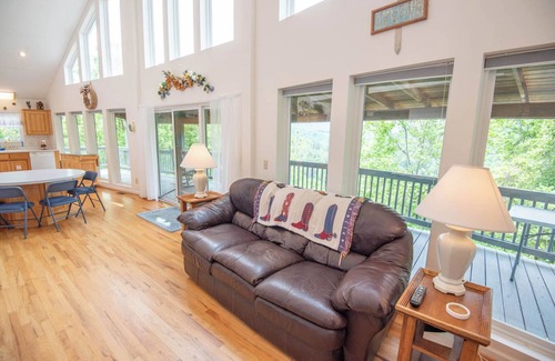 Lansing House | River Hills Vistas: Mountain Lodge with Hot Tub & River Access