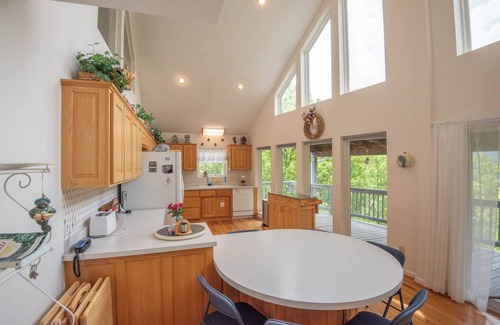Lansing House | River Hills Vistas: Mountain Lodge with Hot Tub & River Access