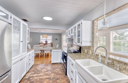 Kiln House | River House: 3BR Retreat with Ping Pong & Breakfast