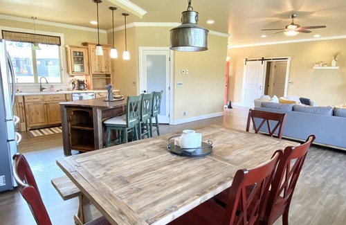 Florence House | River House: Family-Friendly Retreat with Breakfast Included