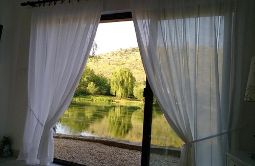 Hodbina Apartment | River House Buna: Pet-Friendly Retreat with Ocean Views