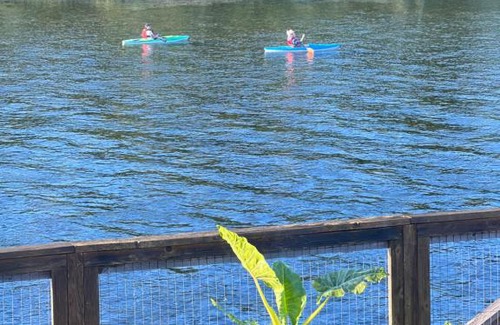 Campbell River House | Welcoming River House: Ideal for Families and Relaxation