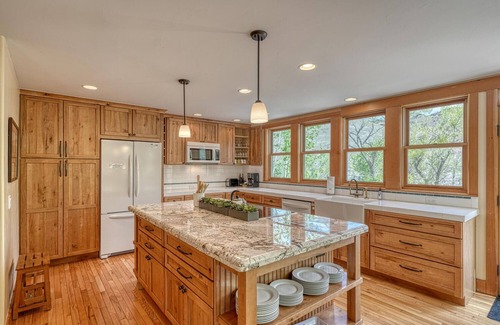 Salida House | River House Downstream: Remodeled Haven Steps from Downtown