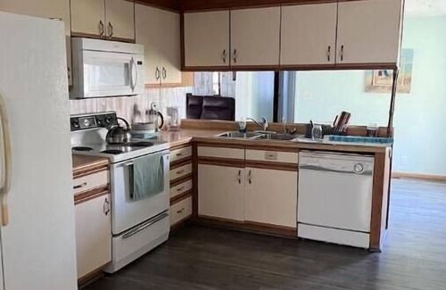 Astor House | Idyllic River House Getaway with Breakfast & Family Fun