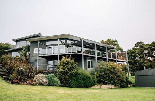 Kennett River House | River House - Idyllic Riverside Retreat with Spa and Pool