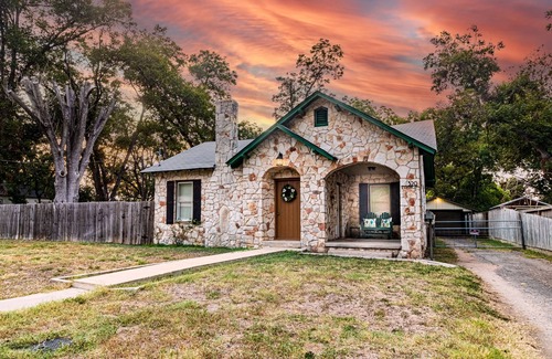 New Braunfels House | River House: Guest Rated 10/10 with King Bed & Yard