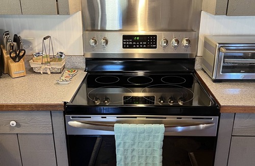 Cross Plains Cabin | Cozy River House Log Cabin with Kitchen & Breakfast Included