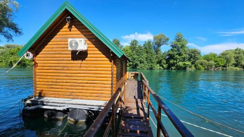 Karuc House | Welcoming River House: Family-Friendly Retreat Awaits
