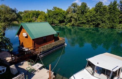 Karuc House | Welcoming River House: Family-Friendly Retreat Awaits