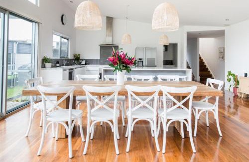 Kennett River House | Experience River House: Oceanfront Retreat with Hot Tub