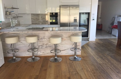 Richmond-upon-Thames House | River House: Heated Pool, Parking & Garden Retreat Awaits