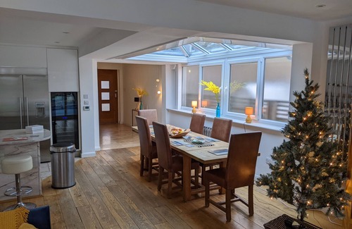 Richmond-upon-Thames House | River House: Heated Pool, Parking & Garden Retreat Awaits