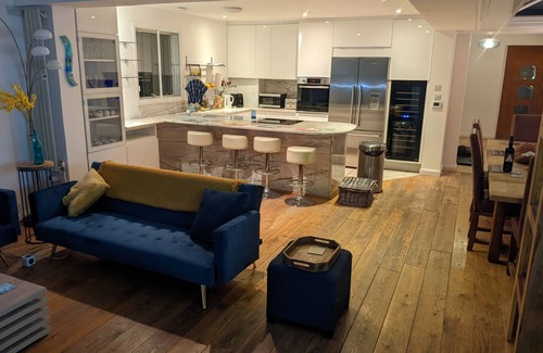 Richmond-upon-Thames House | River House: Heated Pool, Parking & Garden Retreat Awaits