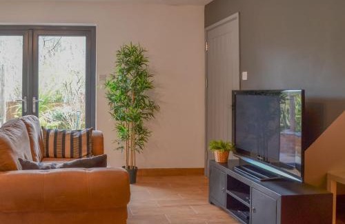 Pentre House | Family-Friendly Retreat at River Lodge Annexe, Rated 9.3/10