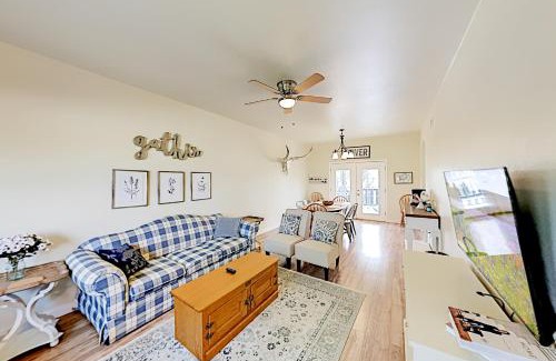 Kingsland House | Exceptional River Oaks Dream: Pet & Child-Friendly Retreat