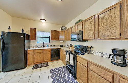 Kingsland House | Exceptional River Oaks Dream: Pet & Child-Friendly Retreat