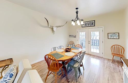 Kingsland House | Exceptional River Oaks Dream: Pet & Child-Friendly Retreat