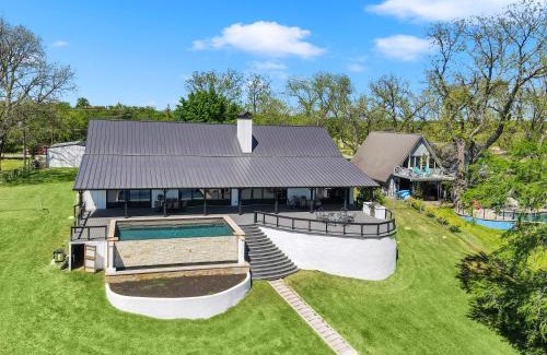Kingsland House | Elegant River Oaks Lakeshore Retreat with Concierge Services