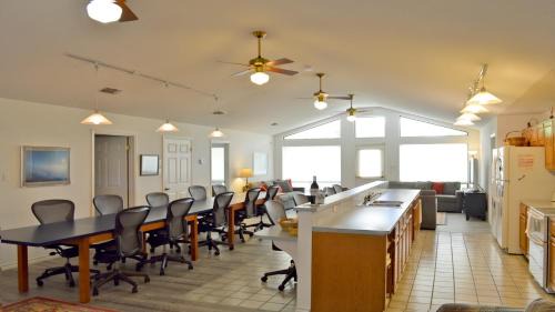 Kingsland House | River Oaks R&R: Guest Rated 10/10, Pet & Child Friendly