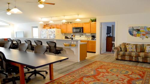 Kingsland House | River Oaks R&R: Guest Rated 10/10, Pet & Child Friendly