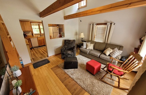 Warrensville Cabin | Cozy River Otter Cottage: Ideal for Family Adventures