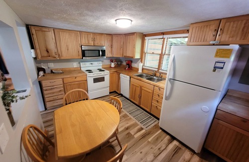 Warrensville Cabin | Cozy River Otter Cottage: Ideal for Family Adventures
