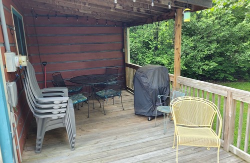 Warrensville Cabin | Cozy River Otter Cottage: Ideal for Family Adventures