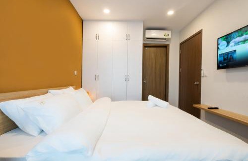 District 7 Apartment | Scenic River Panorama 2-Bedroom Retreat on 33rd Floor