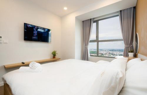District 7 Apartment | Scenic River Panorama 2-Bedroom Retreat on 33rd Floor