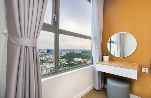 District 7 Apartment | Scenic River Panorama 2-Bedroom Retreat on 33rd Floor