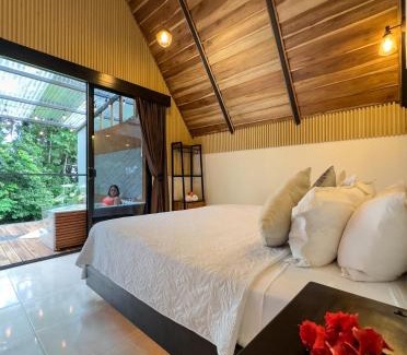 La Fortuna House | River Paradise Cabin with Private Jacuzzi