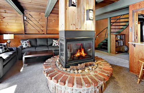Christmas Valley House | Discover River Park Manor: Pet-Friendly Family Retreat