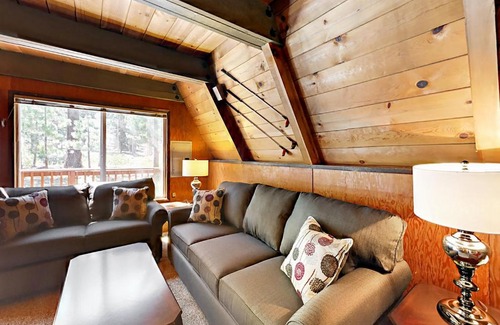 Christmas Valley House | Discover River Park Manor: Pet-Friendly Family Retreat