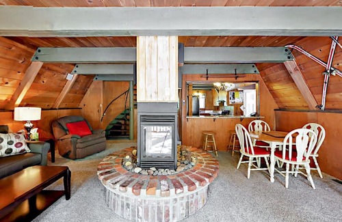Christmas Valley House | Discover River Park Manor: Pet-Friendly Family Retreat