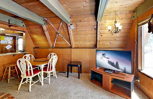 Christmas Valley House | Discover River Park Manor: Pet-Friendly Family Retreat