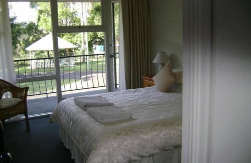 Casino Hotel | Budget-Friendly River Park Motor Inn with Family Amenities