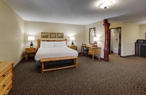 Moline Hotel | Family-Friendly Quad Cities Retreat with River Path Access