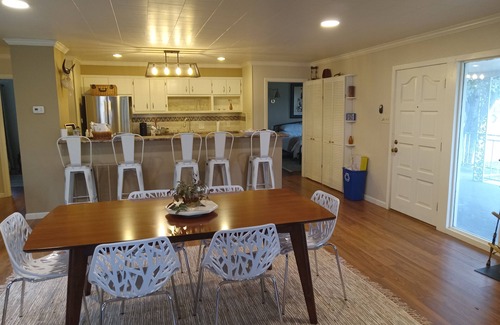 Burnet House | River Perch is Texas Wine Country Meets Lake LBJ Life-Hot New Restaurant Center!