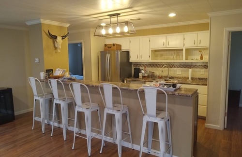 Burnet House | River Perch is Texas Wine Country Meets Lake LBJ Life-Hot New Restaurant Center!