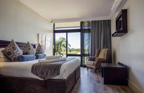 Upington House | Unwind at River Place Manor: 4-Star Retreat with Spa & Pool